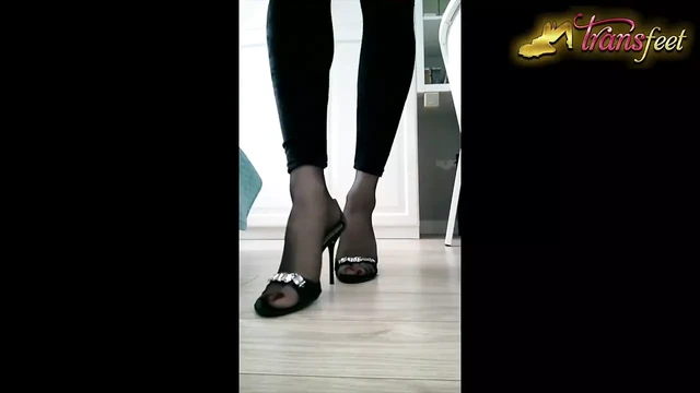 Sexy tranny feet in pantyhose