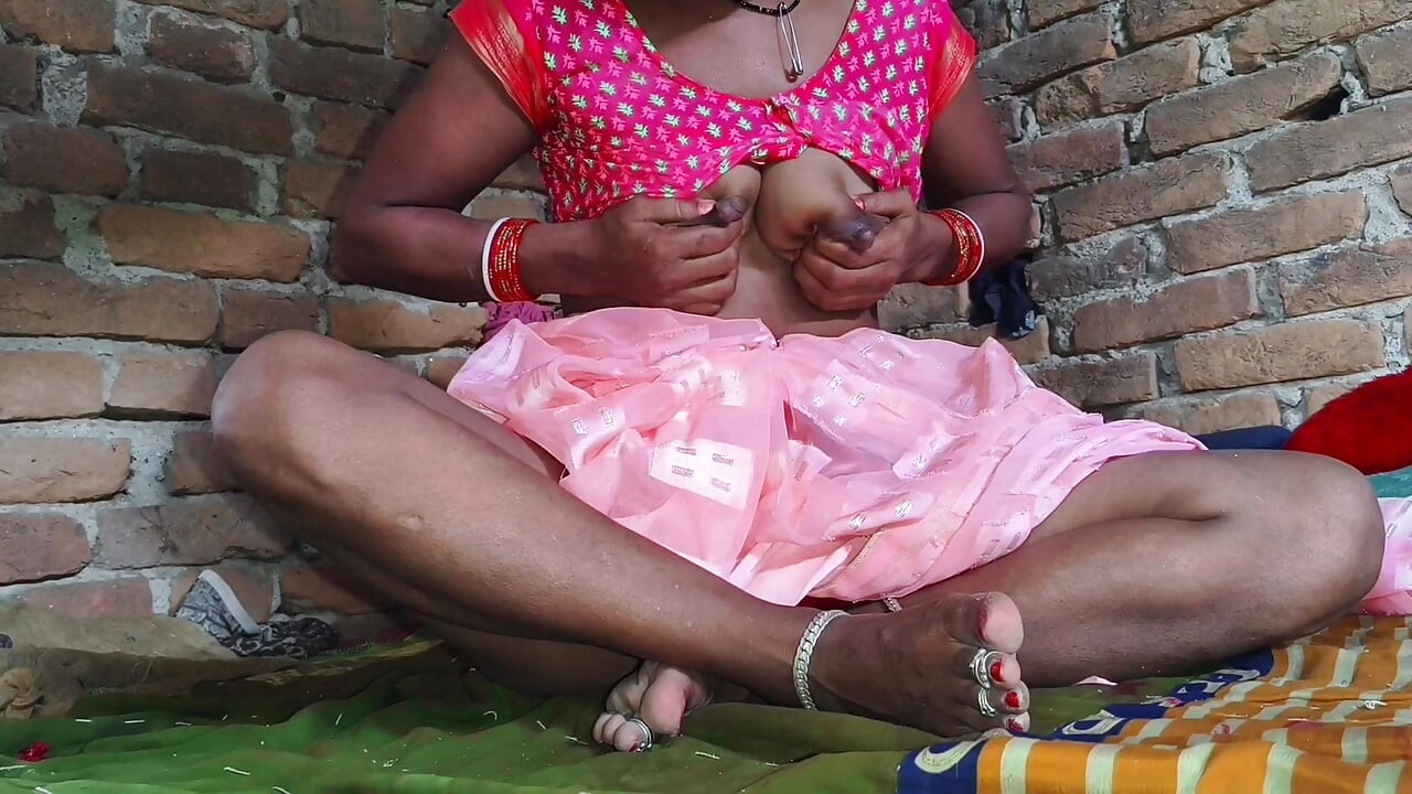 Indian desi village hot jawan bhabhi apne husband ko khush karne ke liye boobs se doodh nikali.indian xxx sex viral videos.hindi porn