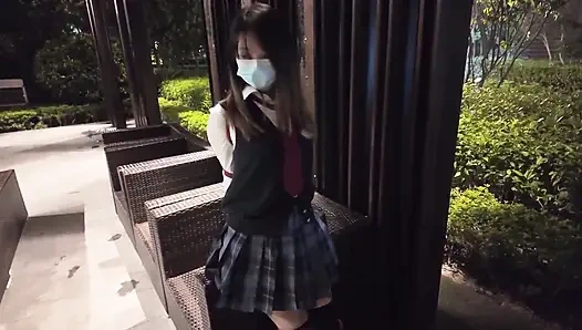 HS19 - девушку в школьной форме связали, бродят по улицам