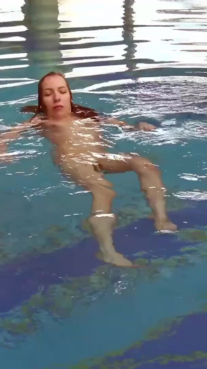 Suculenta russa lina mercury na piscina | Clipe 1