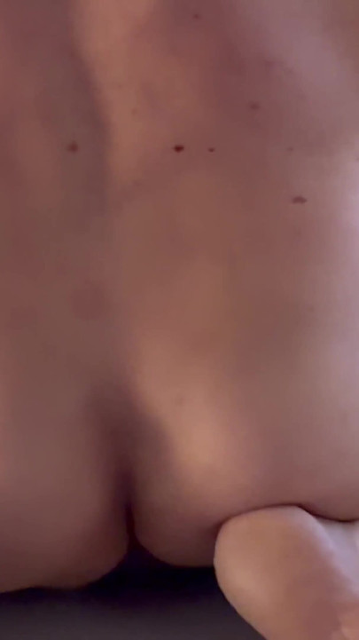 Twink daha önce üvey babasınınki gibi büyük taşakları görmedi