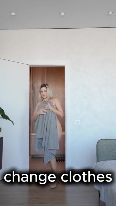 Atrapé a mi madrastra desnuda dos veces y ella me enseñó una lección | Clip 1