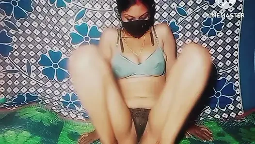 Видео траха с красивой большой киской Mampi Bhabhi