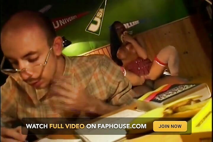 Шлюховатая домохозяйка в красном нижнем белье изменяет своему мужу с большим черным членом