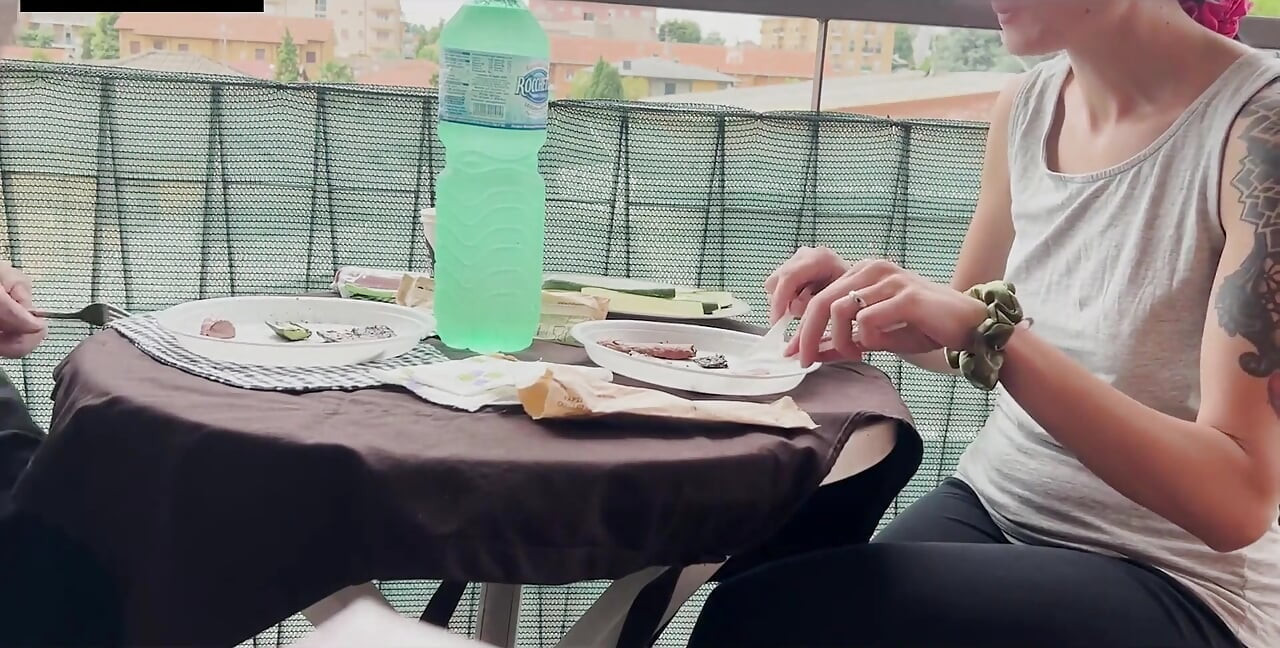 Lara come carne, depois fode boquete e gozada interna no sofá