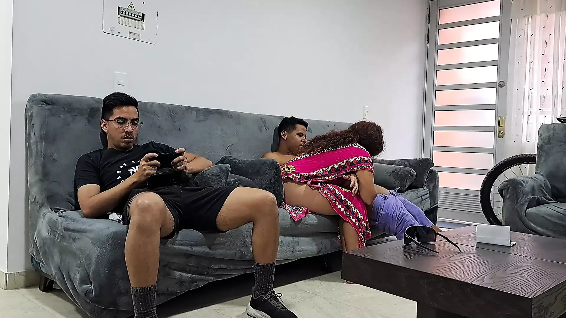 Minha namorada fica com tesão, não importa se seu meio-irmão está ao lado dela. parte 2. ela fica no meu pau