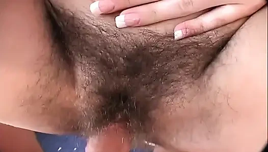 Memek berbulu cewek mungil dengan memek berbulu dicrot sperma hangat