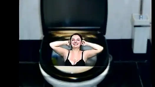 Kate muncrat di toilet sambil joget bagian tubuhnya