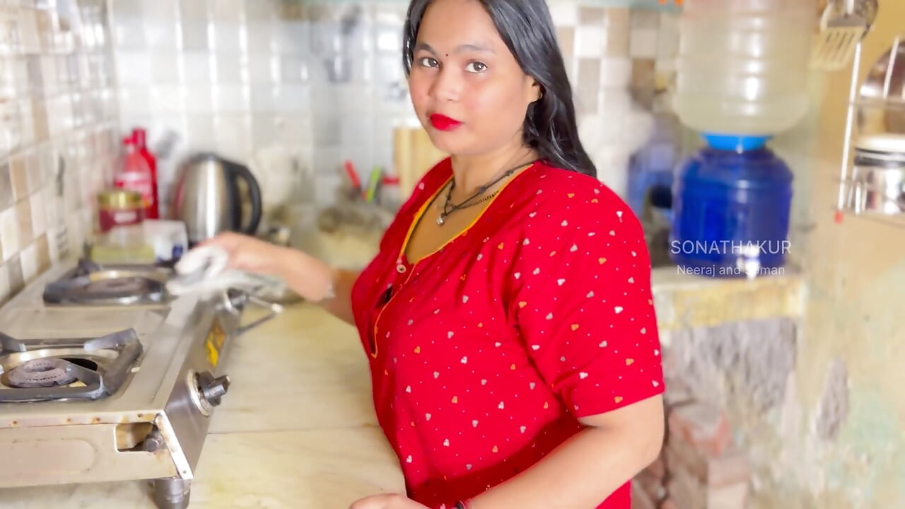 Mooie Mami verleidde me tijdens het koken in de keuken - hete seks