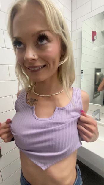 nastolatka dziewczyna uzyskiwanie jebana w publicznej łazience