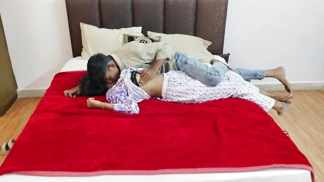 Hermosa noche romántica con mi novia de la universidad Fue una tarde tranquila y tranquila después de la universidad.
