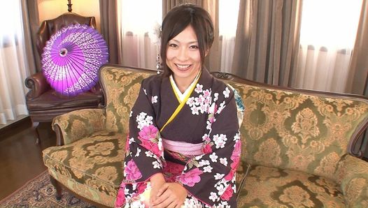 Madura ama de casa japonesa vestida de geisha y engaña a su marido con un vecino