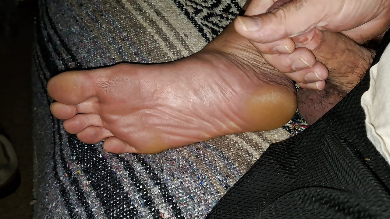 Membelai penisku dan bersiap-siap untuk muncrat