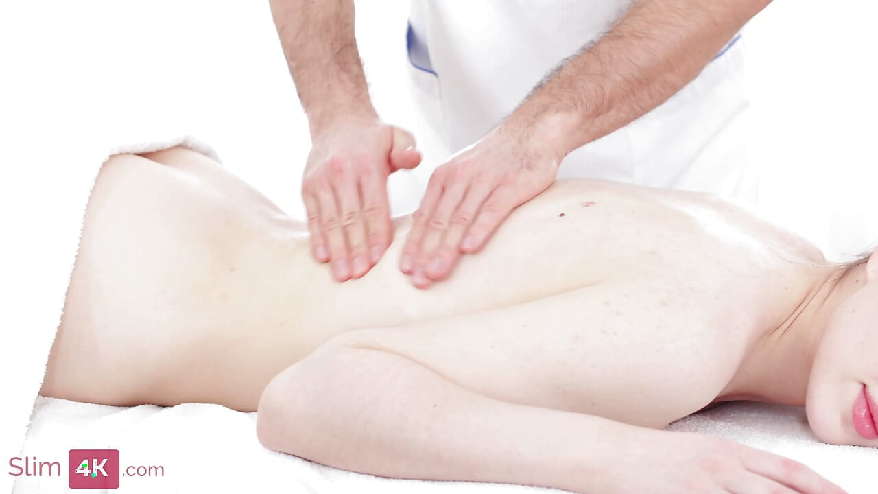The beauty's massage ends with deep anal sex