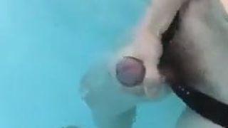 Cumming en piscina
