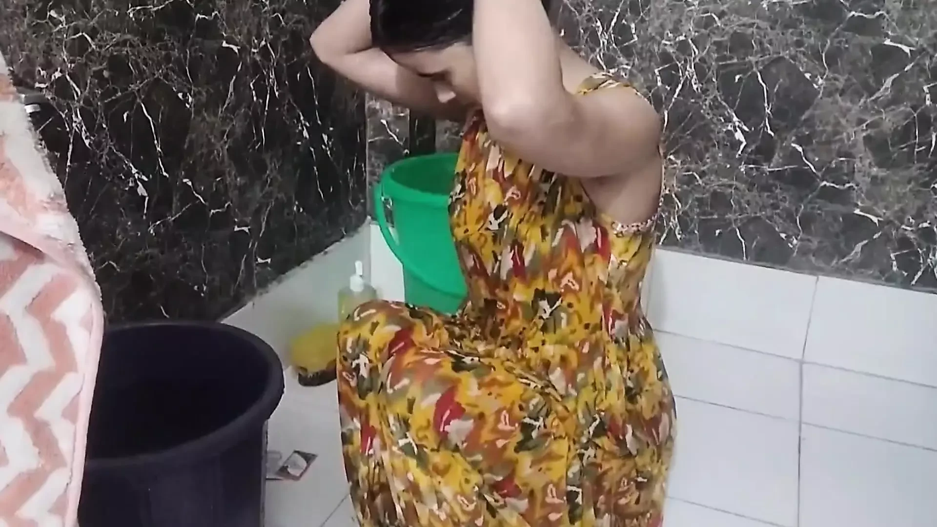 Muslim girl ko college ke bathroom me mms bna liya