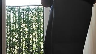 窓にヒールのあるランジェリーで緑豊かなアナル