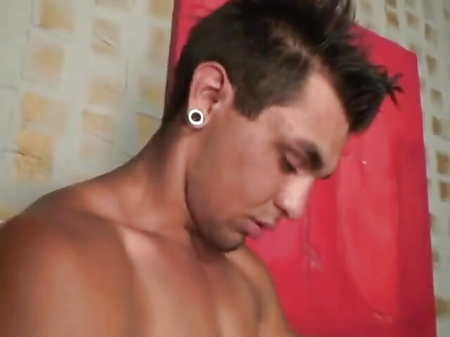 Waria sange nyepong kontol di ruang tamu