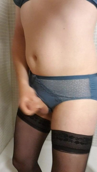 Cumming en conjunto de lencería azul tenue