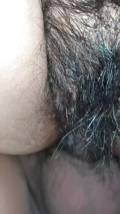 Nahaufnahme einer haarigen und sahnigen muschi