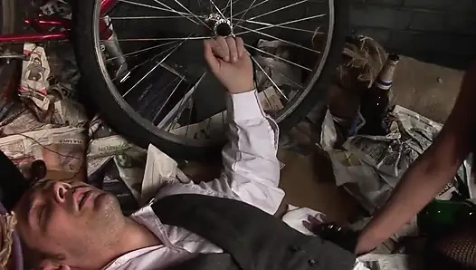 Cop-küken wichst den hintern aus ihrem detektiv-freund