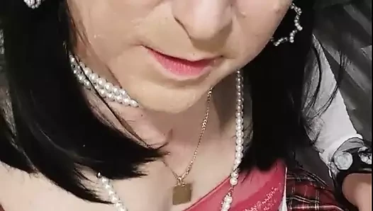 Beyaz çoraplı kadın kılıklı kadın, siyah pompalar