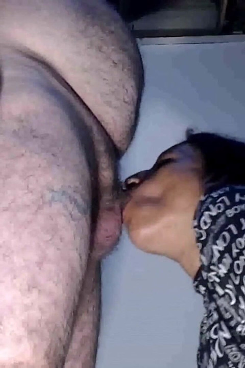 Latina lutscht sperma - blowjob auf den knien