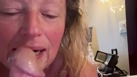 Pouty evli kadın sert bir yarağı seviyor