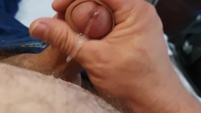 Amatuer close-up cumshot