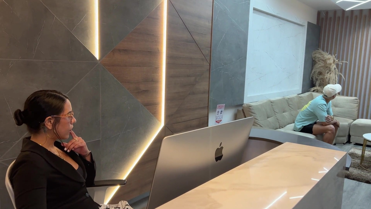 拉丁熟女秘书在办公室里操她老板的年轻客户，直到他们射在她脸上！Kylei Ellish