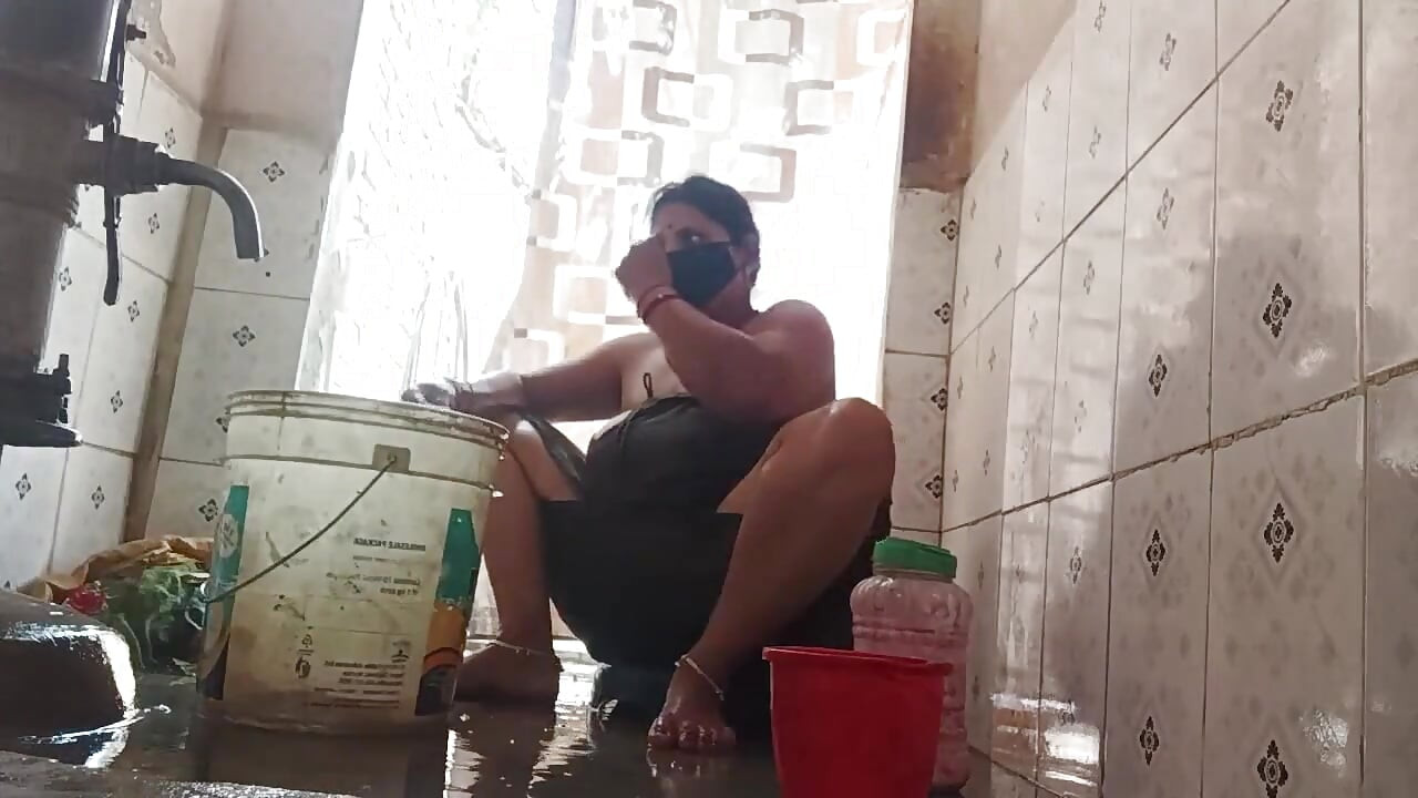 XXX Video of Naked Bhabhi Bathing