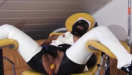 Bdsm bağımlısı Alman sürtük bağlı ve götten sikiliyor