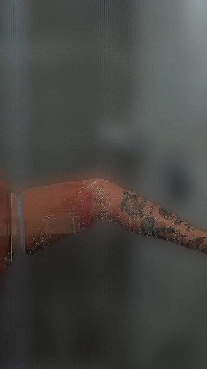 ジムの後、トイレで大きな胸を触るブルネットの女性 | クリップ 2