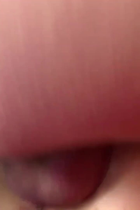 สาวสุดฮอตอมควยฉ่ําในรถและเย็ดอย่างมันส์กับยิงน้ําเงี่ยนหลัง