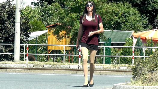 Transvestit trägt in der Öffentlichkeit einen sehr kurzen Rock