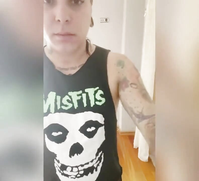 洗完澡后穿衣服留在家里