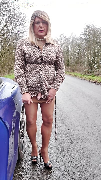 Seksi travesti kellycd2022 öğleden sonra bronz külotlu çorap ve topuklu ayakkabılarla sürüş