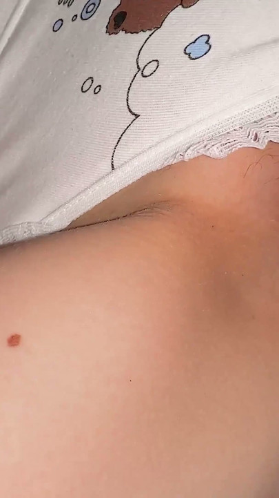 Du hast die großartige Chance, eine behaarte Teen-Muschi und alles Innenleben ihrer engen Vagina zu sehen | Clip 1