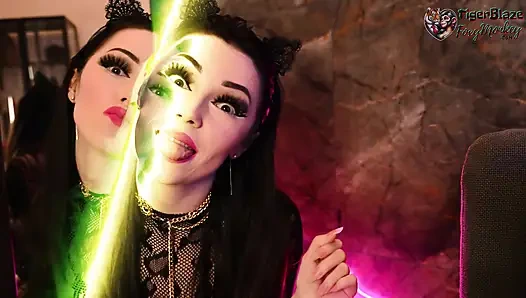 Сексуальная В Ушах И Наручниках Опускается На Колени И Делает Глубокий Оргазм, Пока Не Кончает Ей На Лицо