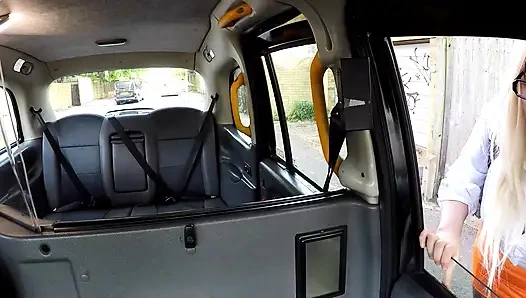 taksi şoförü Louise Lee'i alıyor