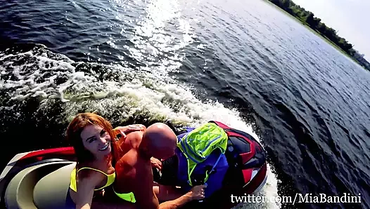 Публичная анальная скачка на водных лыжах в центре города 2