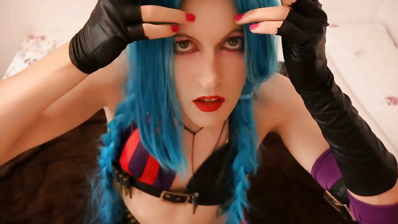 Sexy modrovlasá cosplayerka je nadržená s vibrátorem