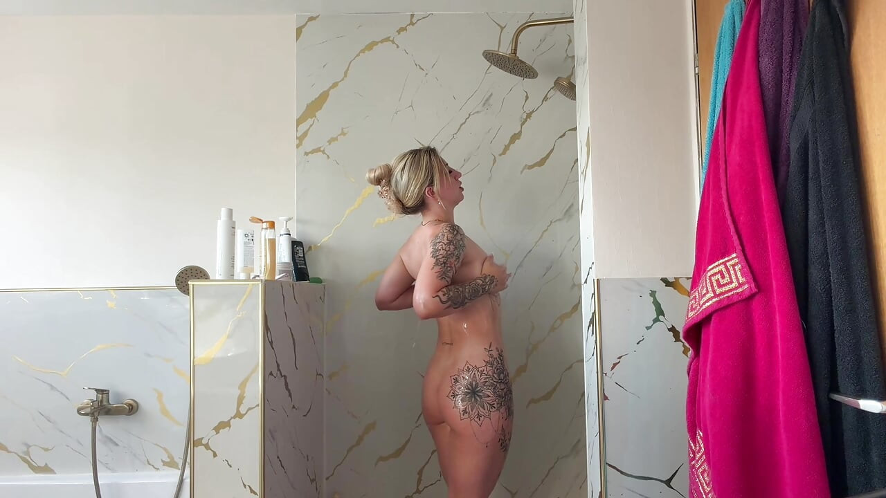 La rubia se estaba duchando