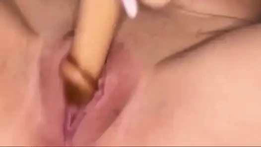 Solo-frau masturbiert. Echter orgasmus