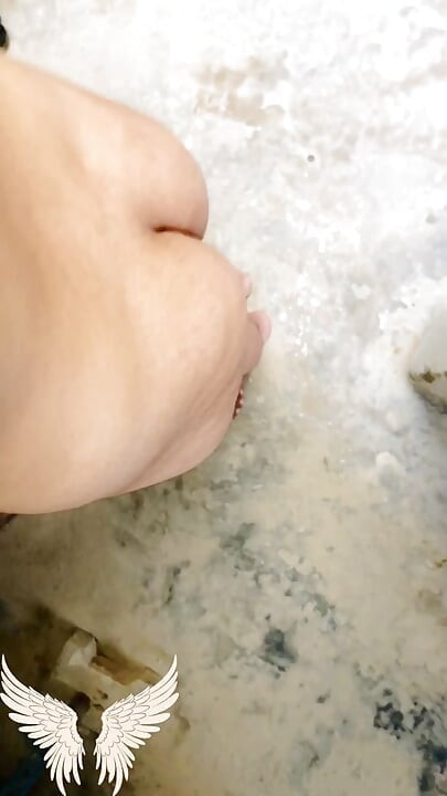 Tante aime tellement ma bite, elle prend toute ma bite dans le cul.