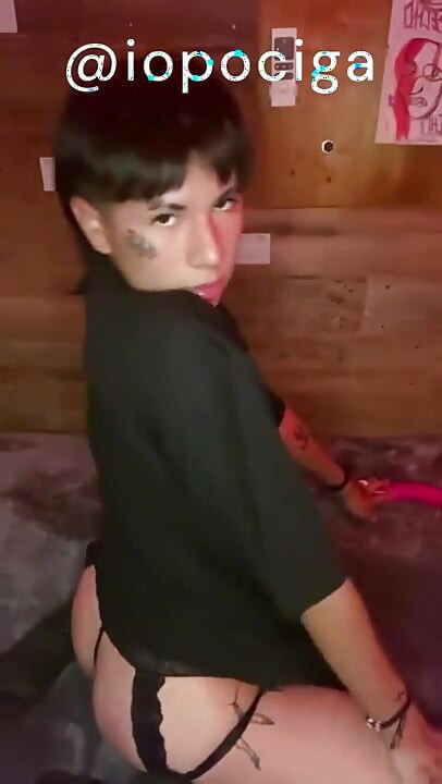 Twink se igra sa svojim dildom pred kamerom