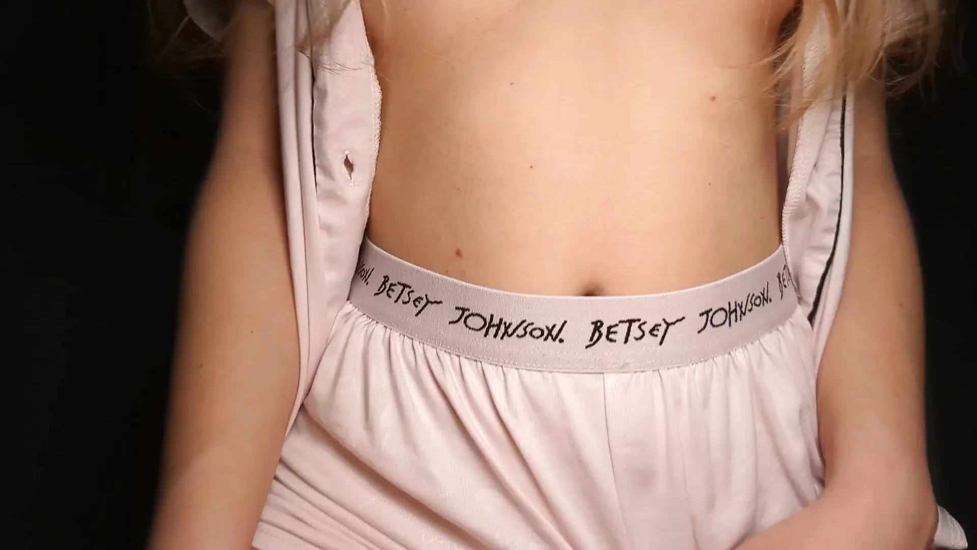 Une blonde mince se laisse baiser dans sa chatte étroite, suce une bite et reçoit beaucoup de sperme