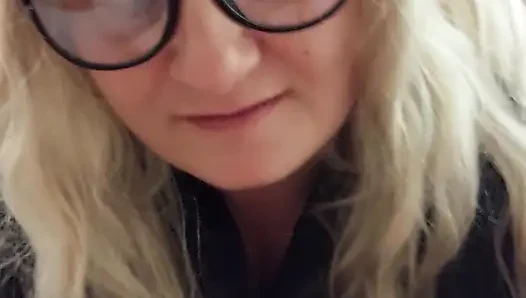 Yaramaz kız puro içiyor ve babasının yarağını emiyor, tüm dölleri yutuyor