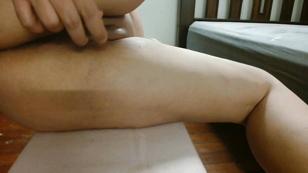 Milf con consolador en el coño jugando para hombre