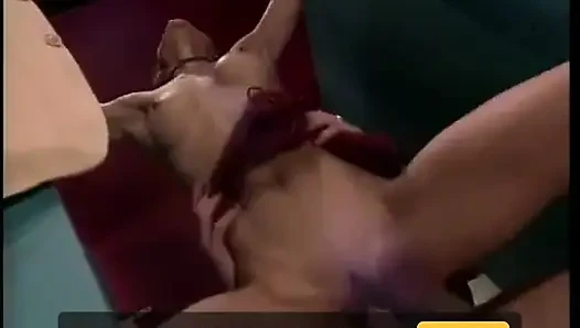 Cewek asia sange lagi asik ngentot kontol besar pria kulit putih sambil pakai baju kampus